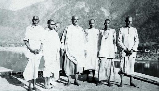 Datei:Guru Swami Sivananda and disciples1949.jpg