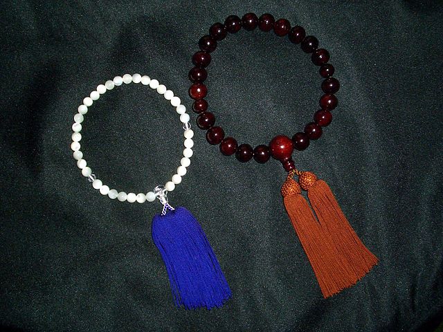 Datei:Buddhist rosary.jpg