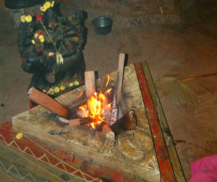 Datei:Devi homam.jpg