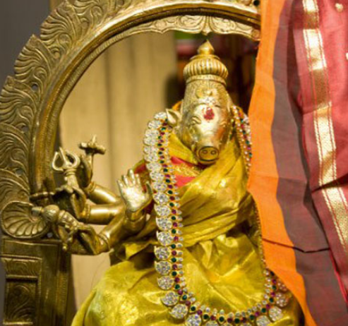 Datei:Varahi Ambika am Parashakthi Temple.png