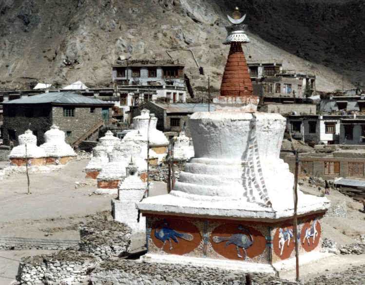 Datei:Stupa Chorten Ladakh.jpg
