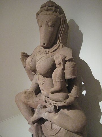 Datei:Yogini Hayagriva Seated with Child.jpg