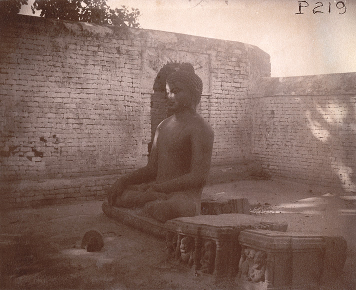 Datei:Buddha Statue Nalanda Alexander E Caddy 1895.jpg