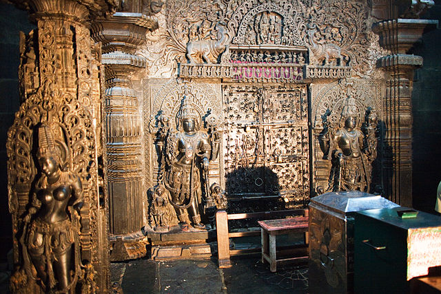 Datei:Ornate sanctum-jaya-vijaya.jpg