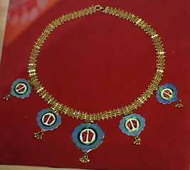 Datei:Kavach depicting Krishna's footprints.jpg