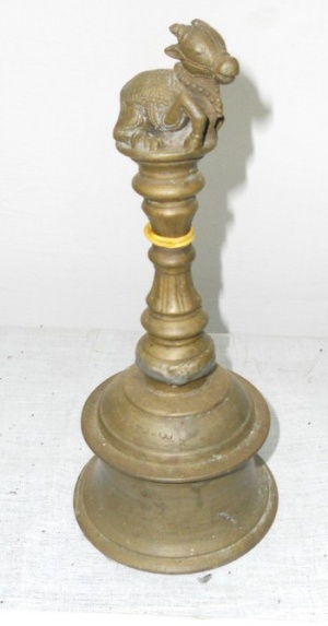 Handglocke-mit Nandi.jpg